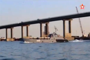 Боевые корабли Черноморского флота прошли под аркой Крымского моста: видео